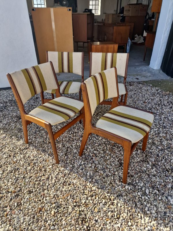 Fire Erik Buch Model 89 i massiv teak, spisestole
