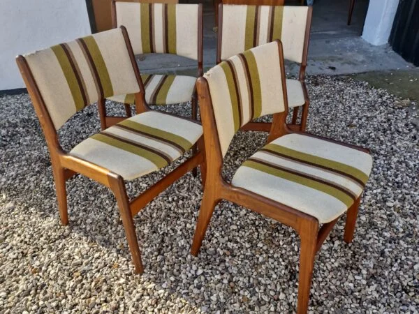 Fire Erik Buch Model 89 i massiv teak, spisestole