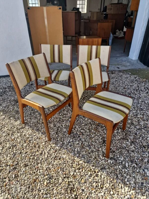 Erik Buch Model 89 Fire Erik Buch Model 89 i massiv teak, spisestole