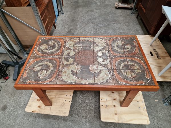 Ox art sofabord på stel af teak