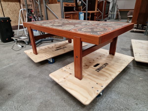 Ox art sofabord på stel af teak