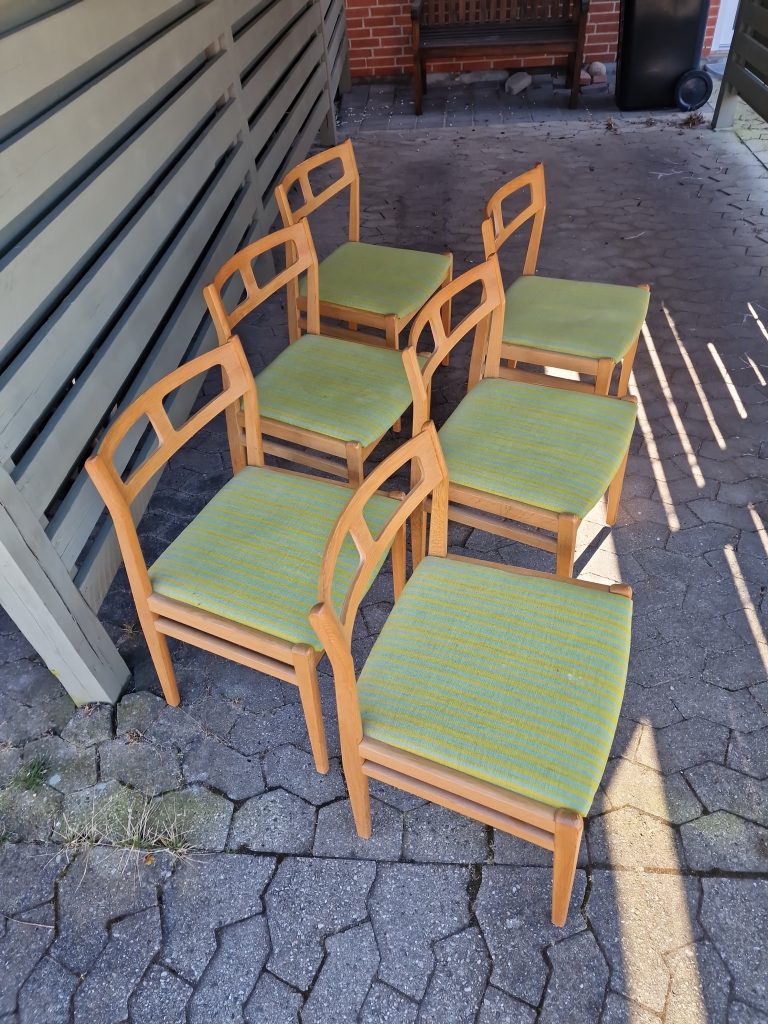 Seks spisestole med grøn polstring, egetræ — billede 3