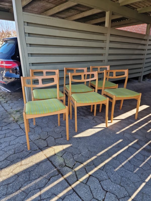 Seks spisestole med grøn polstring, egetræ