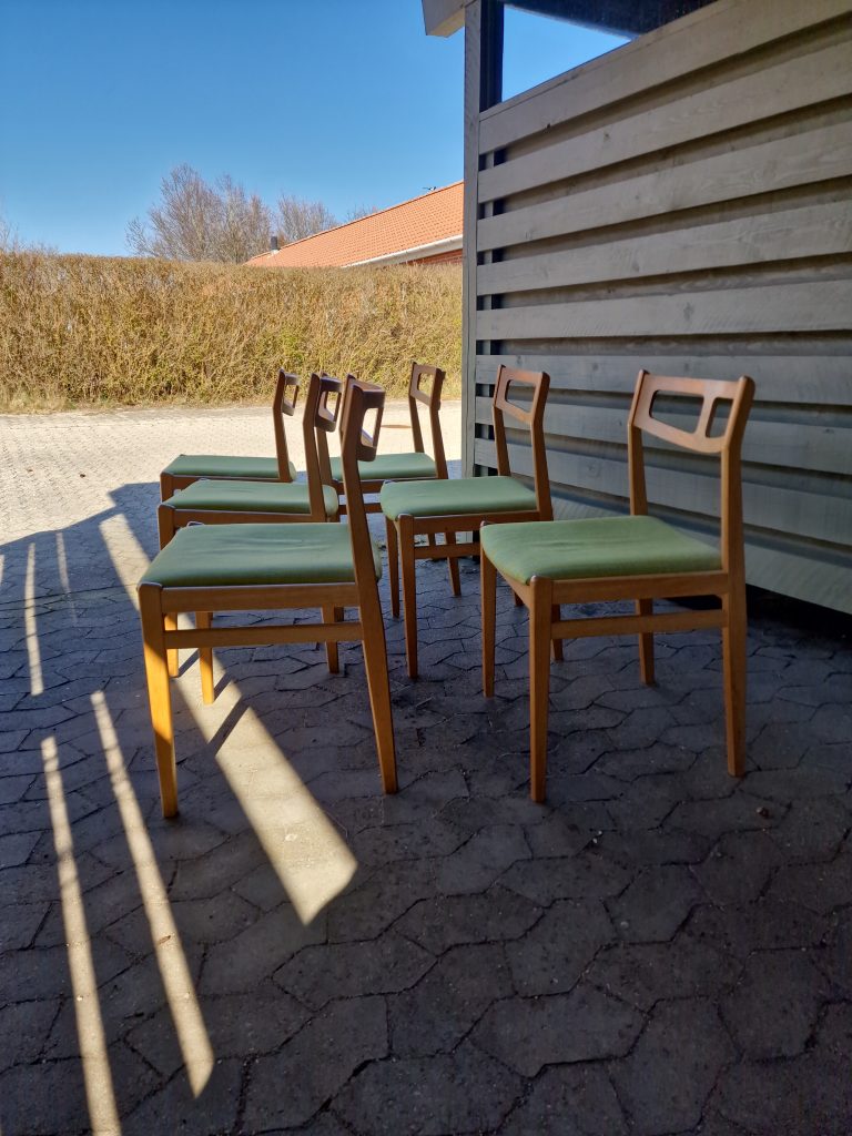 Seks spisestole med grøn polstring, egetræ — billede 6