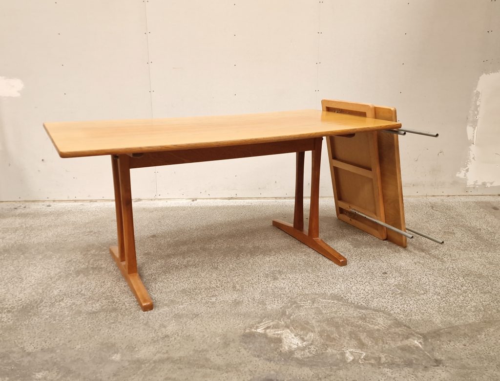 Børge Mogensen Børge Mogensen, Spisebord med shakerstel og tillægsplader, model C18, egetræ — billede 2