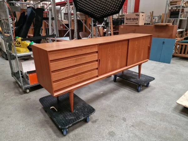 Omann Jr model 18 Lang lav skænk, skuffer og skydelåger, teak, Omann Jr model 18 — billede 2