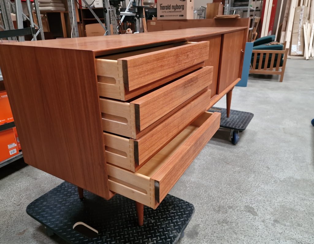 Omann Jr model 18 Lang lav skænk, skuffer og skydelåger, teak, Omann Jr model 18 — billede 4