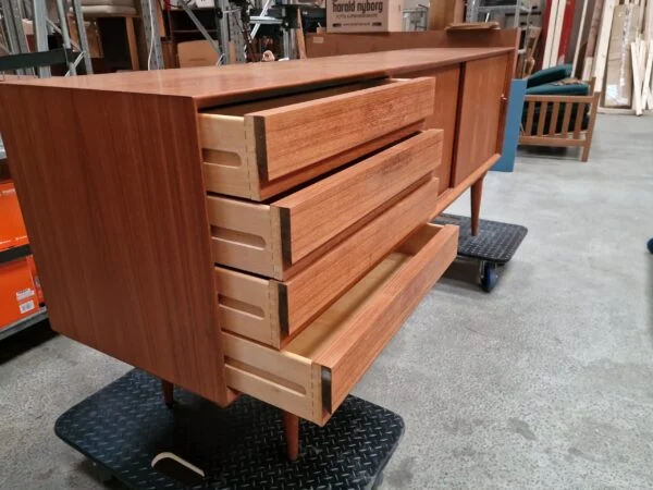 Omann Jr model 18 Lang lav skænk, skuffer og skydelåger, teak, Omann Jr model 18 — billede 4