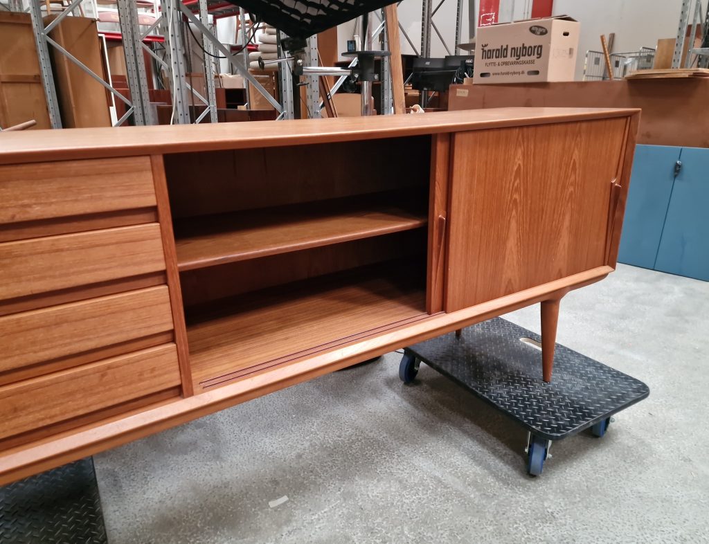 Omann Jr model 18 Lang lav skænk, skuffer og skydelåger, teak, Omann Jr model 18 — billede 5