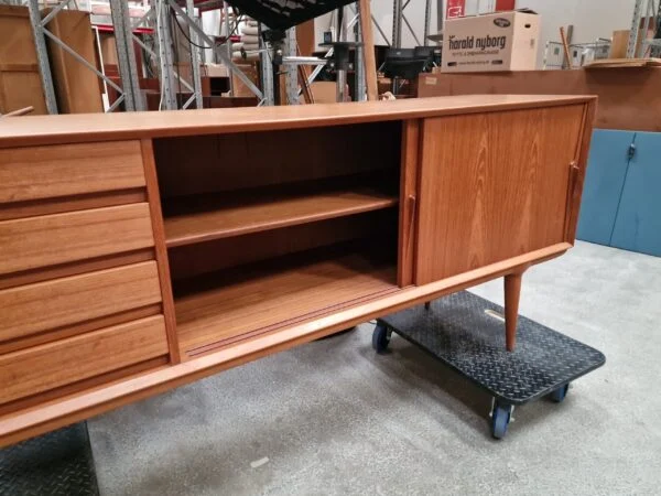 Omann Jr model 18 Lang lav skænk, skuffer og skydelåger, teak, Omann Jr model 18 — billede 5