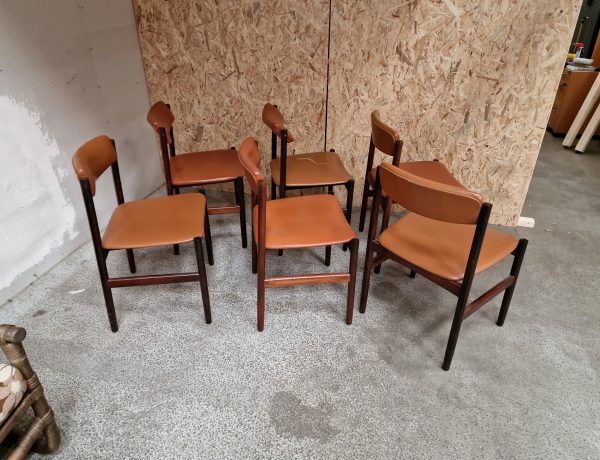 Seks spisestole af palisander betrukket med cognac-farvet skai