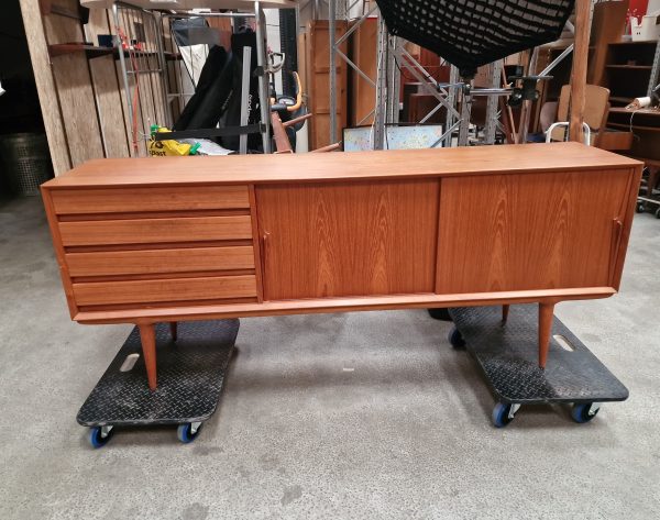 Lang lav skænk, skuffer og skydelåger, teak, Omann Jr model 18