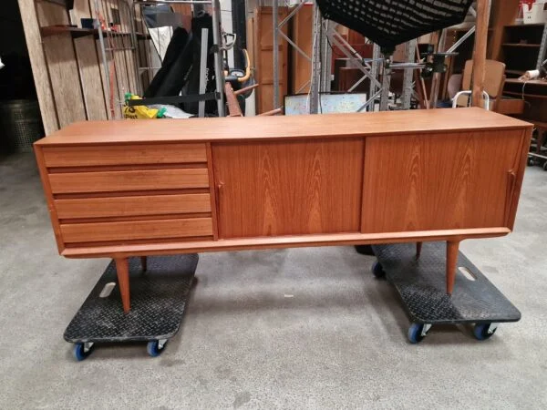 Lang lav skænk, skuffer og skydelåger, teak, Omann Jr model 18