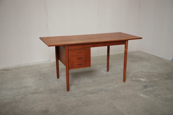 Skrivebord med endeklap og flytbart skuffemodel, teak