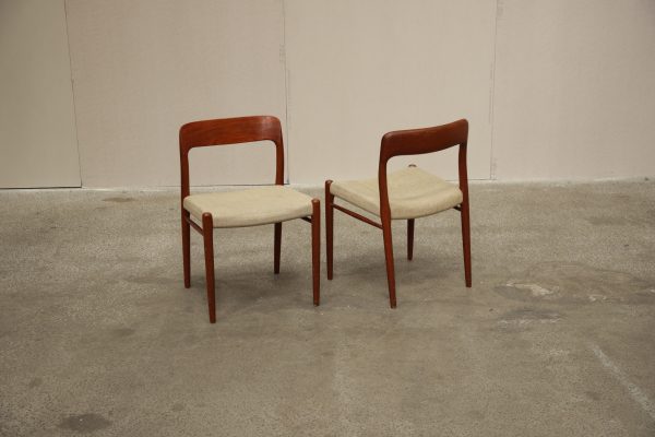 To spisestole i massiv teak af N.O. Møller model 75