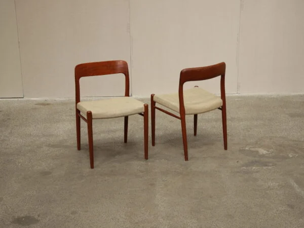 N.O. Møller model 75 To spisestole i massiv teak af N.O. Møller model 75 — billede 3