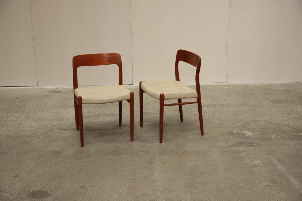 To spisestole i massiv teak af N.O. Møller model 75