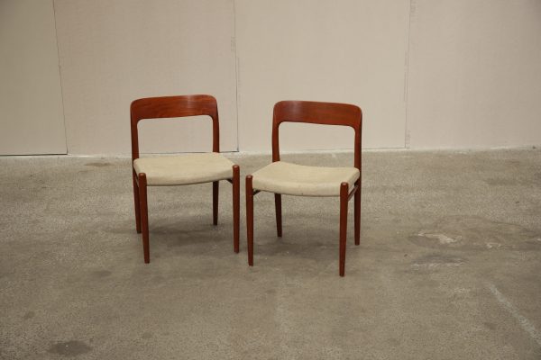 To spisestole i massiv teak af N.O. Møller model 75