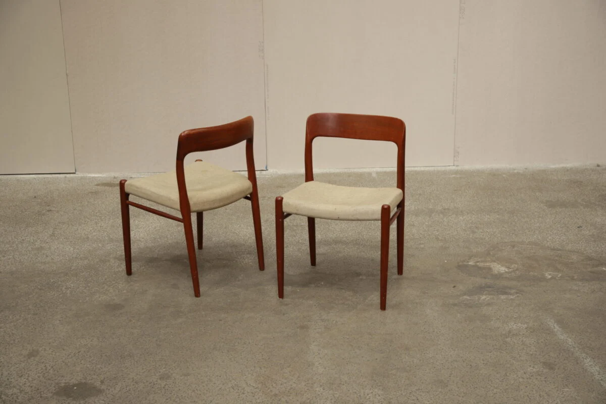 N.O. Møller model 75 To spisestole i massiv teak af N.O. Møller model 75