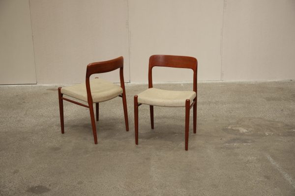 To spisestole i massiv teak af N.O. Møller model 75