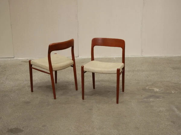 To spisestole i massiv teak af N.O. Møller model 75