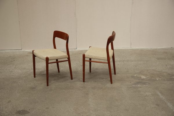 To spisestole i massiv teak af N.O. Møller model 75