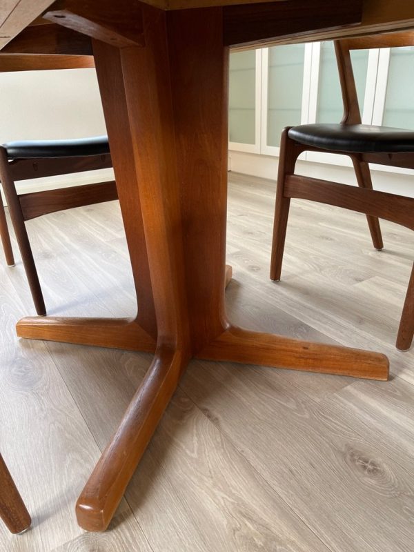 Rundt spisebord, teak, to tillægsplader