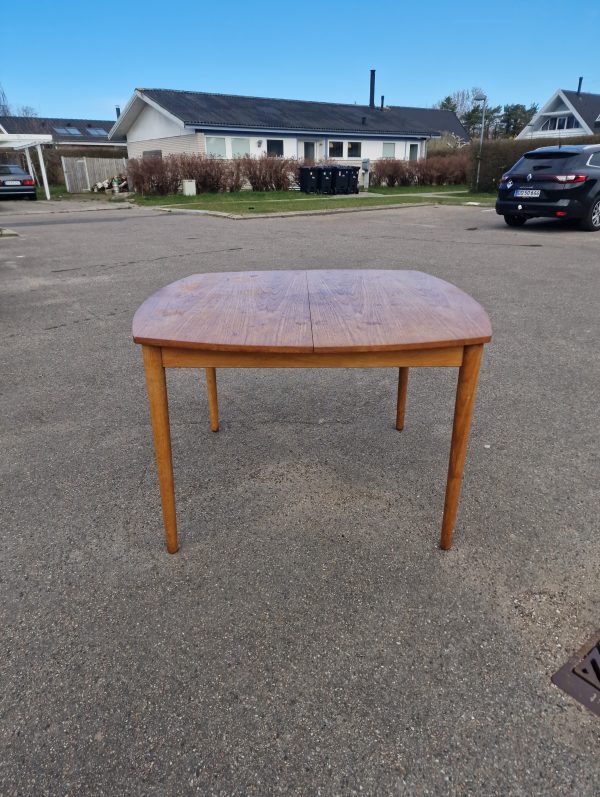Rundt-kantet spisebord med butterfly tillægsplade, teak