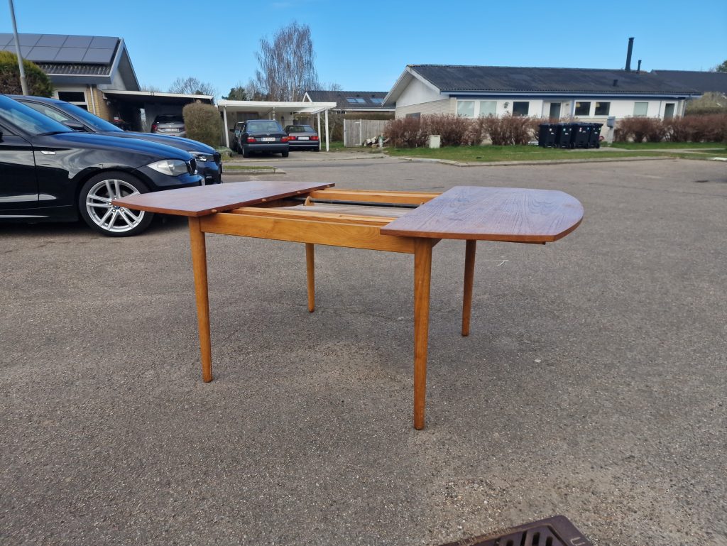 Rundt-kantet spisebord med butterfly tillægsplade, teak — billede 14