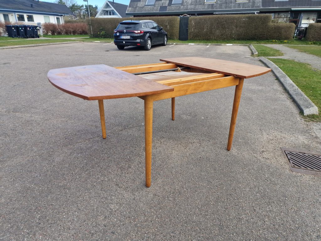Rundt-kantet spisebord med butterfly tillægsplade, teak — billede 13