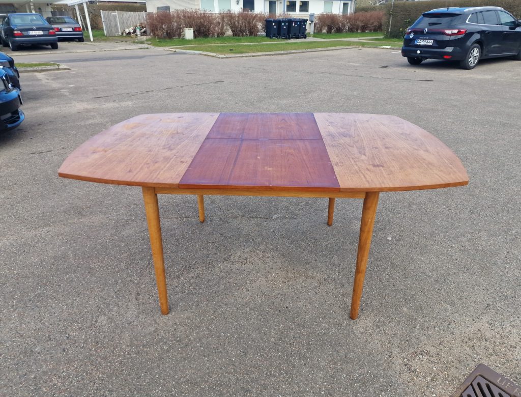 Rundt-kantet spisebord med butterfly tillægsplade, teak — billede 9