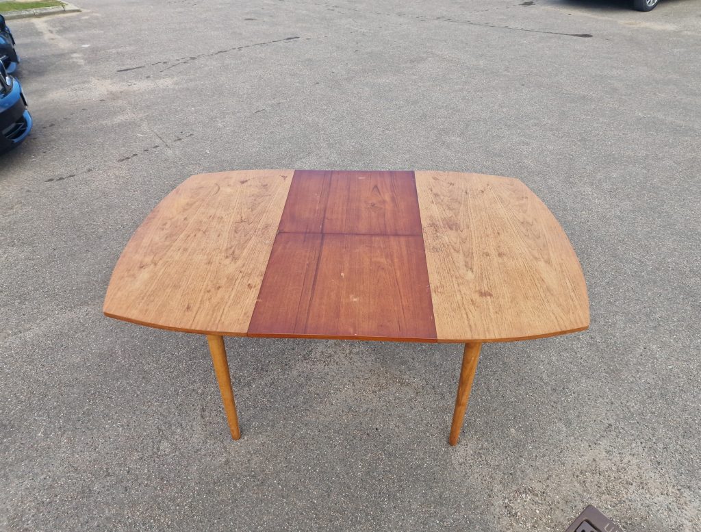 Rundt-kantet spisebord med butterfly tillægsplade, teak — billede 8