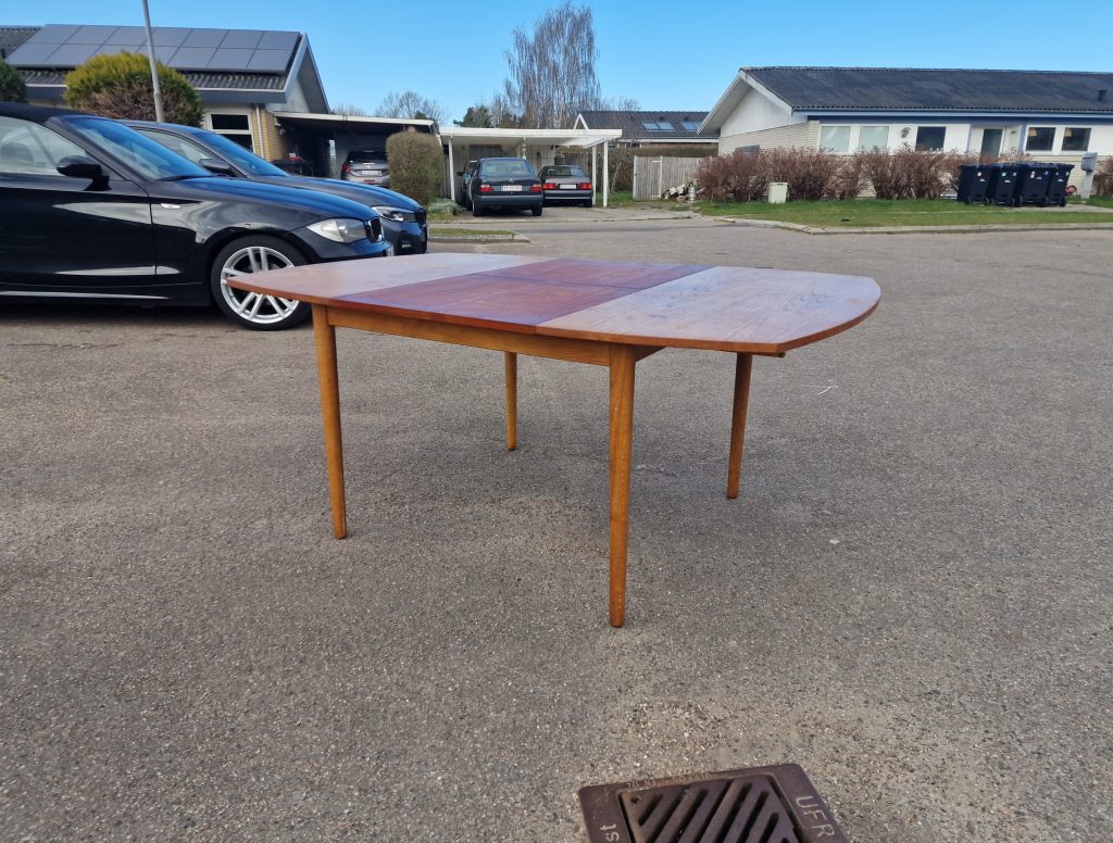 Rundt-kantet spisebord med butterfly tillægsplade, teak — billede 7