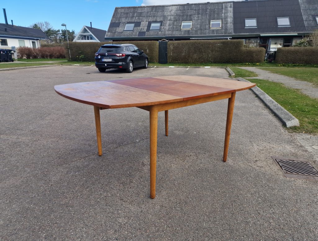 Rundt-kantet spisebord med butterfly tillægsplade, teak — billede 6