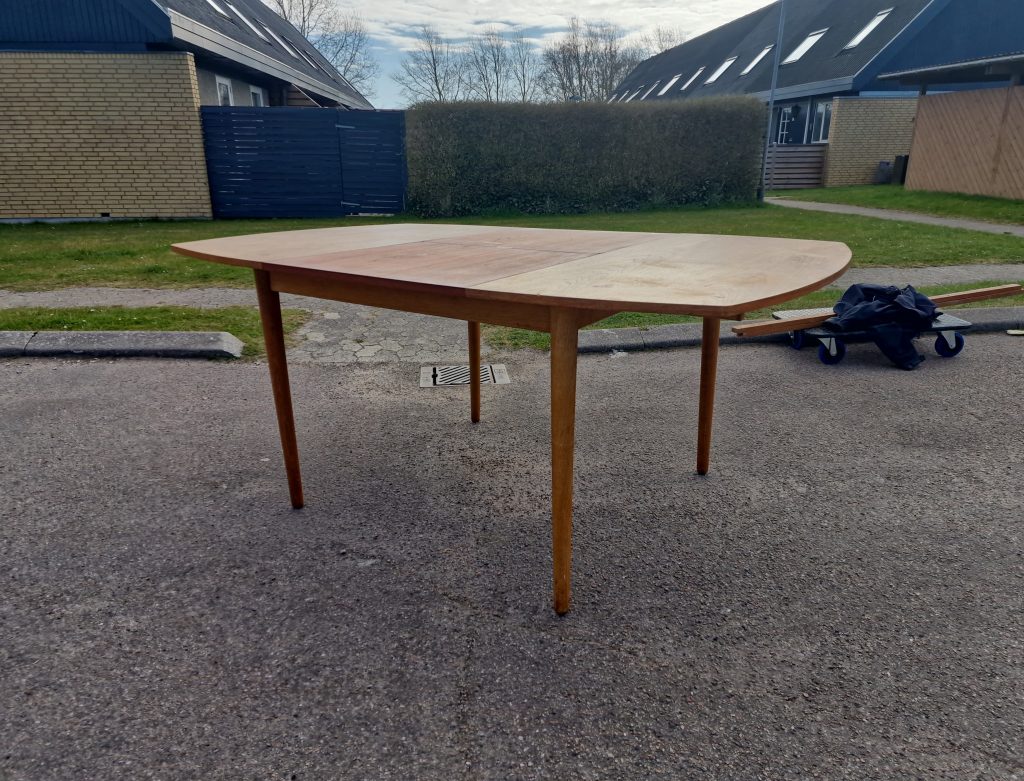 Rundt-kantet spisebord med butterfly tillægsplade, teak — billede 5