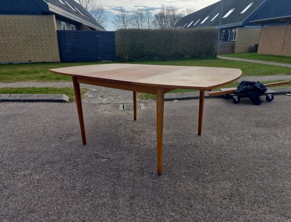 Rundt-kantet spisebord med butterfly tillægsplade, teak