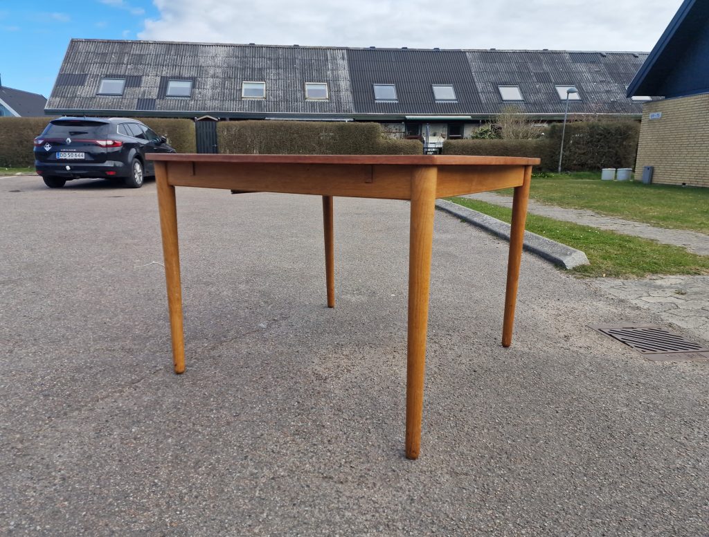 Rundt-kantet spisebord med butterfly tillægsplade, teak — billede 4