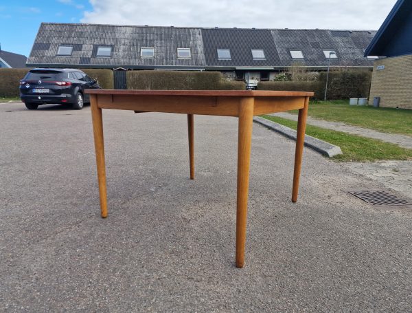 Rundt-kantet spisebord med butterfly tillægsplade, teak