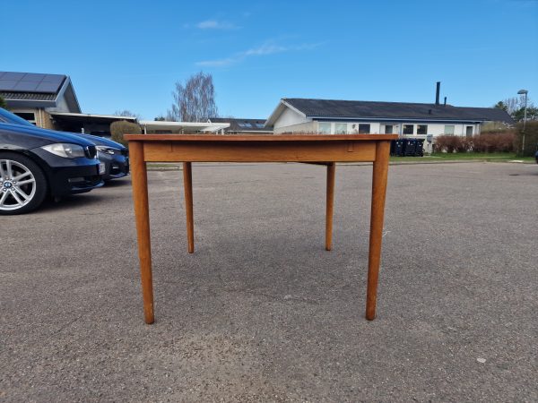 Rundt-kantet spisebord med butterfly tillægsplade, teak