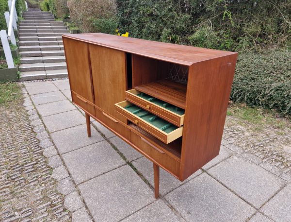 Dækketøjsskab, teak