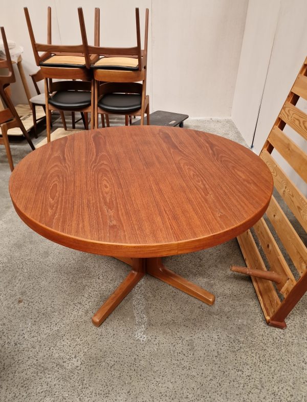 Rundt spisebord, teak, to tillægsplader