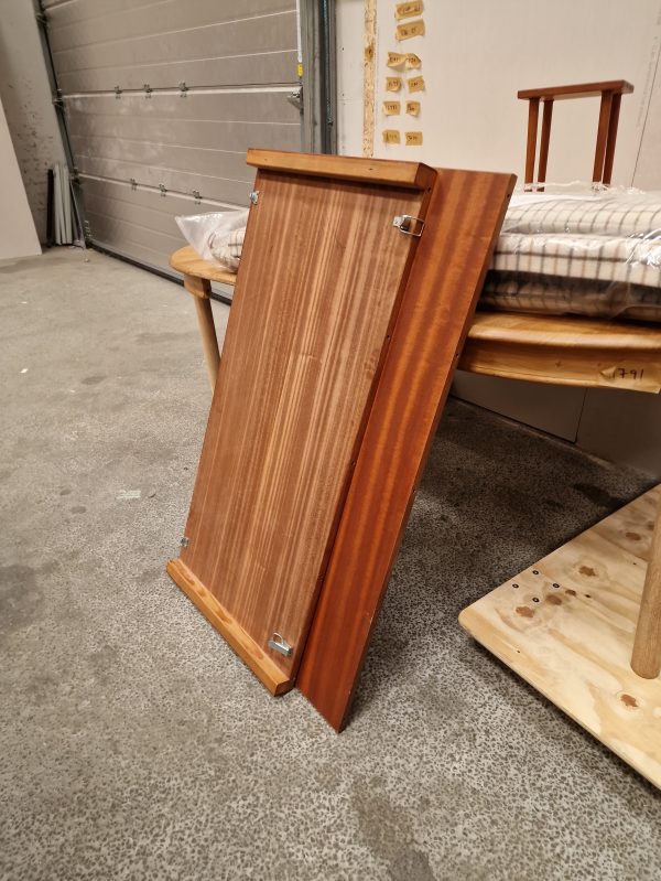 Rundt spisebord, teak, to tillægsplader