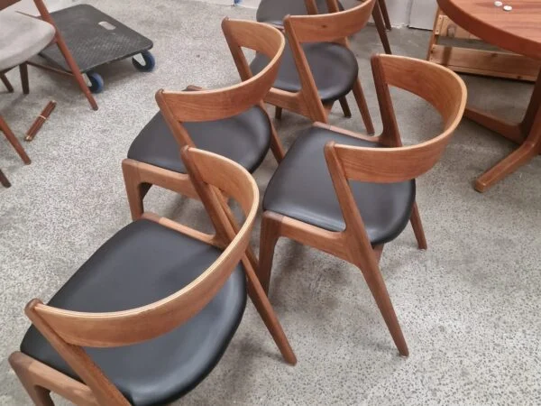 Kai Kristiansen Firechair/T21, Korup stolefabrik Seks spisestole i teak med buet rygstykke, Kai Kristiansen Firechair/T21, Korup stolefabrik — billede 4