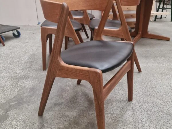 Kai Kristiansen Firechair/T21, Korup stolefabrik Seks spisestole i teak med buet rygstykke, Kai Kristiansen Firechair/T21, Korup stolefabrik — billede 7