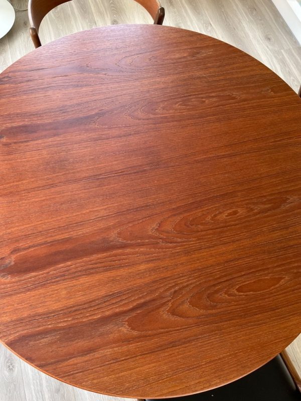 Rundt spisebord, teak, to tillægsplader
