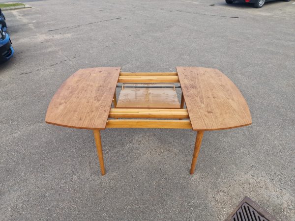 Rundt-kantet spisebord med butterfly tillægsplade, teak