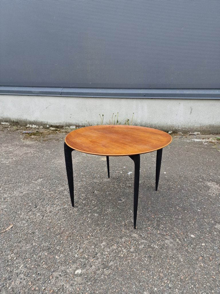 Bakkebord af teak med sorte ben, H. Engholm & Svend Åge Willumsen, Fritz Hansen
