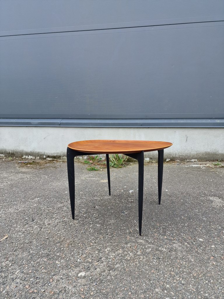 Bakkebord af teak med sorte ben, H. Engholm & Svend Åge Willumsen, Fritz Hansen