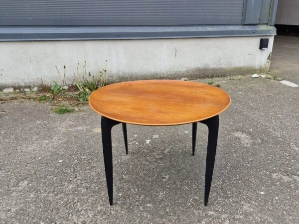 H. Engholm & Svend Åge Willumsen, Fritz Hansen Bakkebord af teak med sorte ben, H. Engholm & Svend Åge Willumsen, Fritz Hansen