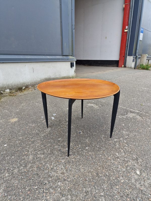 Bakkebord af teak med sorte ben, H. Engholm & Svend Åge Willumsen, Fritz Hansen